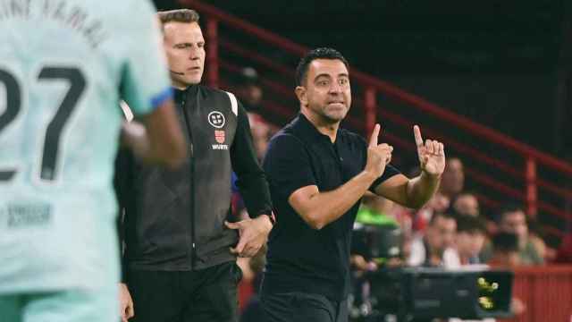 Xavi Hernández, dando indicaciones durante el Granada-Barça