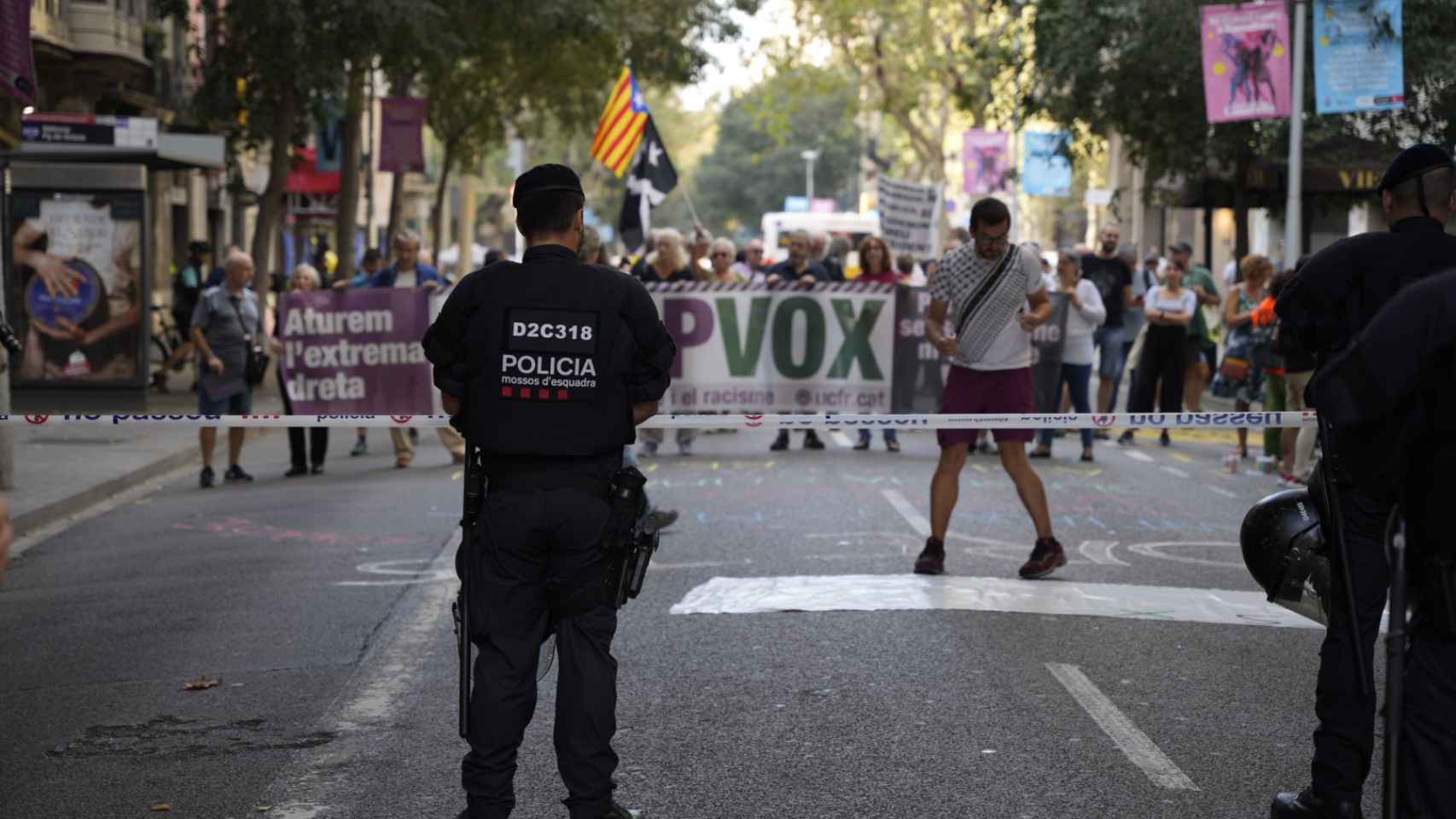 Agentes de los Mossos d'Esquadra separan la protesta proamnistía y la manifestación convocada por SCC este domingo en Barcelona