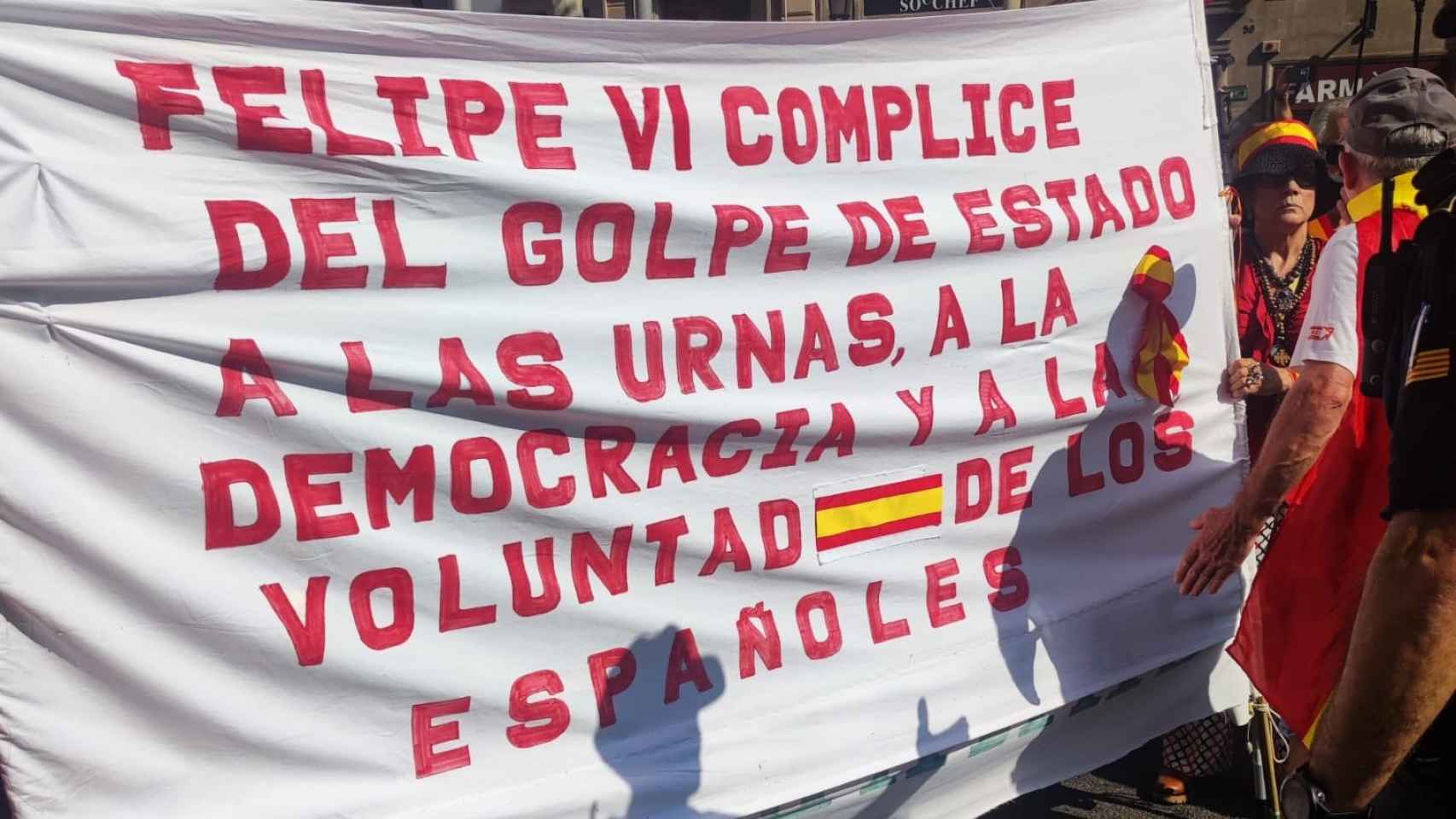Pancarta contra el Rey Felipe VI apartada de la cabecera de la manifestación de SCC contra la amnistía, en Barcelona (Catalunya, España) el 8 de octubre de 2023
