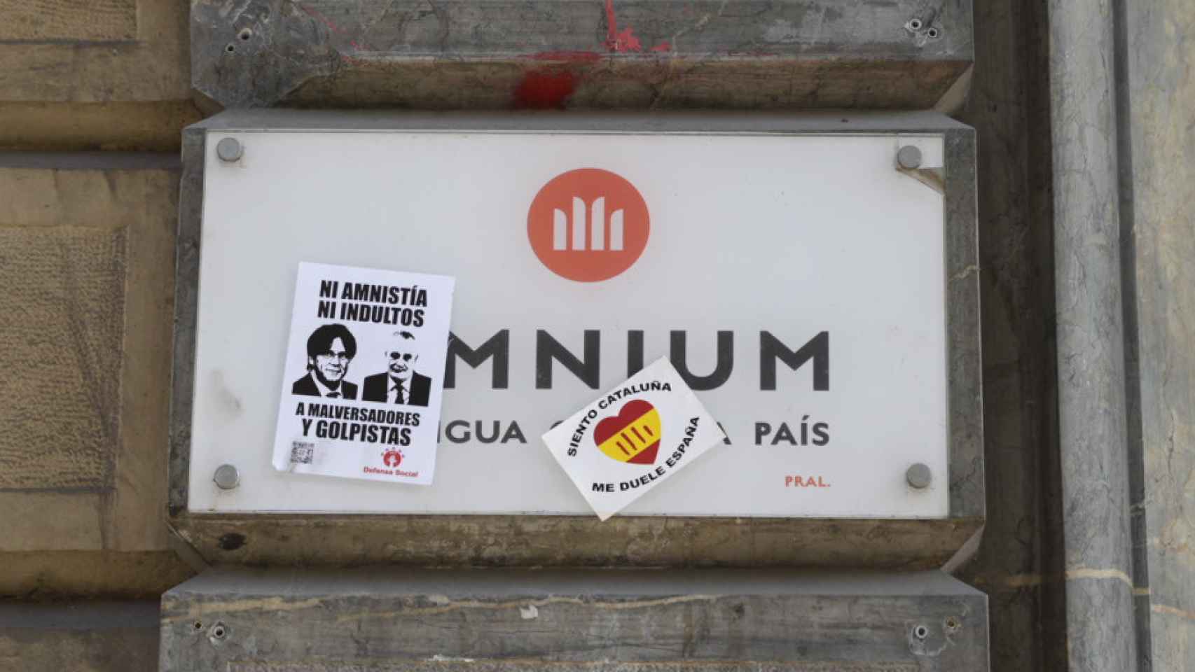 La sede de Òmnium Cultural en Barcelona, vandalizada este domingo por personas contrarias a la amnistía