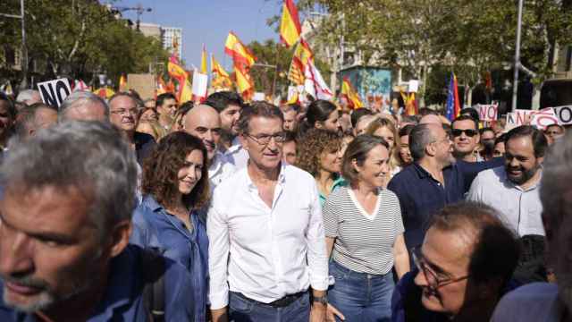 La presidenta de la Comunidad de Madrid, Isabel Díaz Ayuso; el líder del PP, Alberto Núñez Feijóo y la portavoz del PP en el Congreso, Cuca Gamarra, en la manifestación de Barcelona contra la amnistía