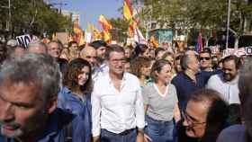 La presidenta de la Comunidad de Madrid, Isabel Díaz Ayuso; el líder del PP, Alberto Núñez Feijóo y la portavoz del PP en el Congreso, Cuca Gamarra, en la manifestación de Barcelona contra la amnistía