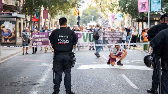 Agentes de los Mossos d'Esquadra separan la protesta proamnistía y la manifestación convocada por SCC este domingo en Barcelona