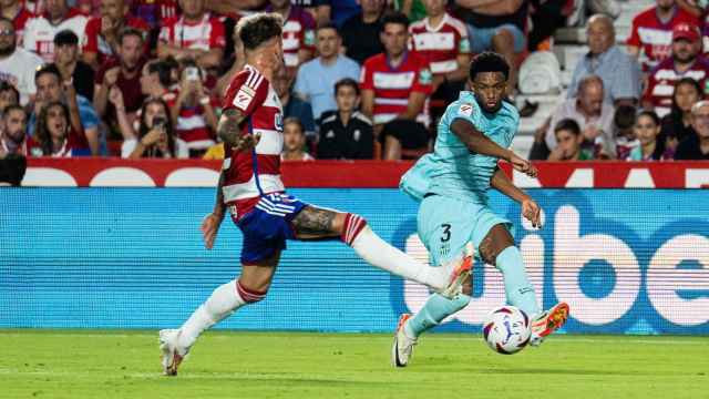 Alejandro Balde centra un balón en el Granada-Barça