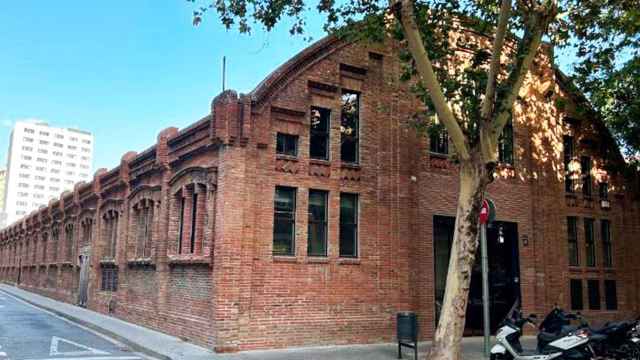 Imagen exterior del Tanatorio de Sants, junto a la Estación