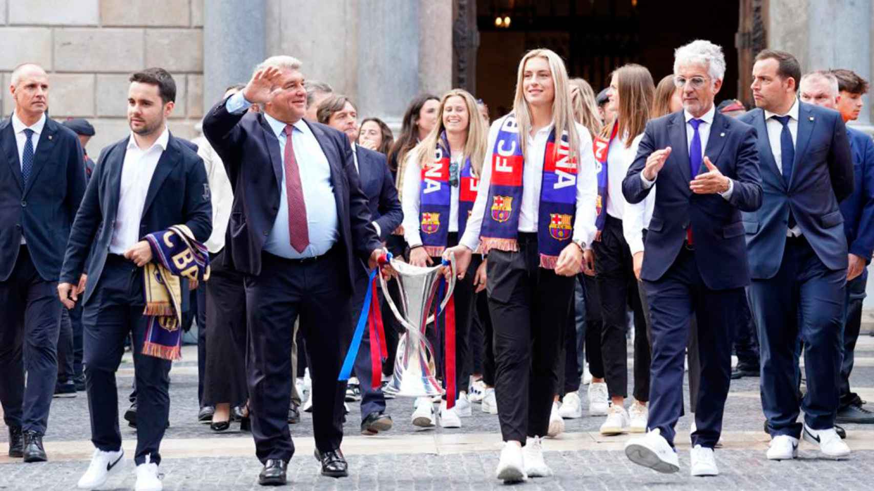 Joan Laporta y Alexia Putellas, sosteniendo el trofeo de la Champions League