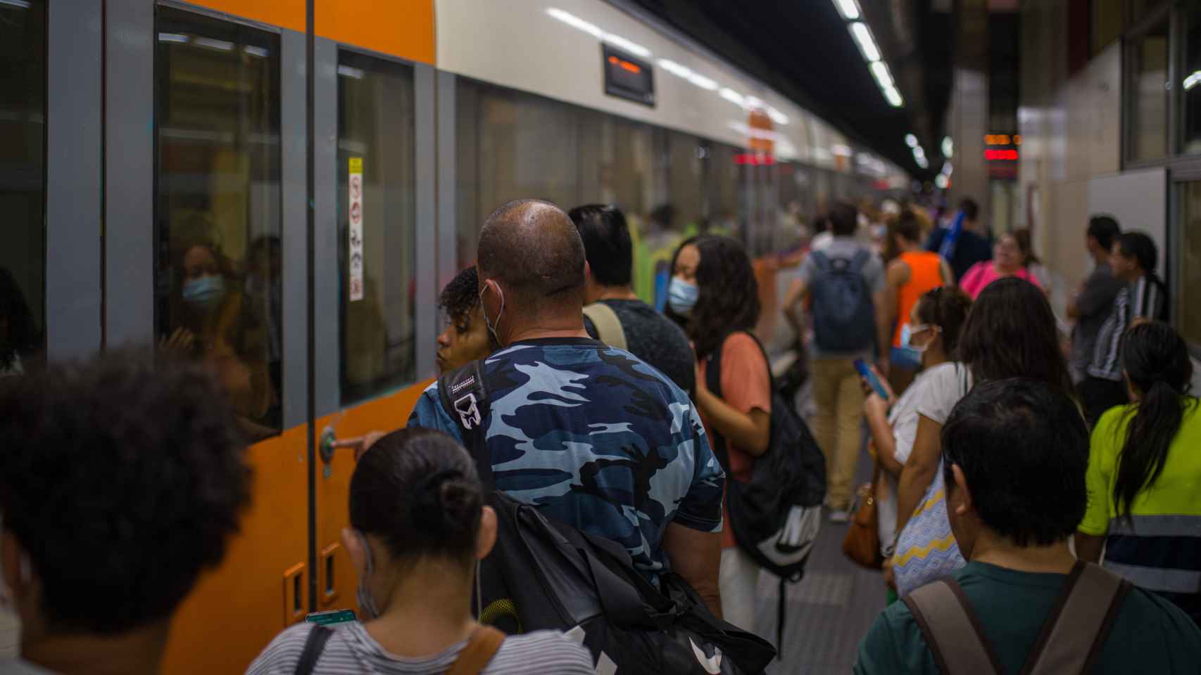 Viajeros suben a un tren de Rodalies en uno de los andenes de la estación de Sants de Barcelona