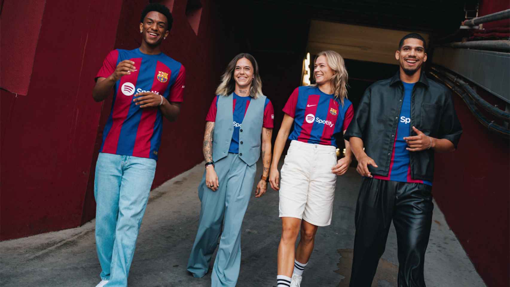 Balde, Mapi León, Rölfo y Ronald Araujo, posando para una campaña con el Barça