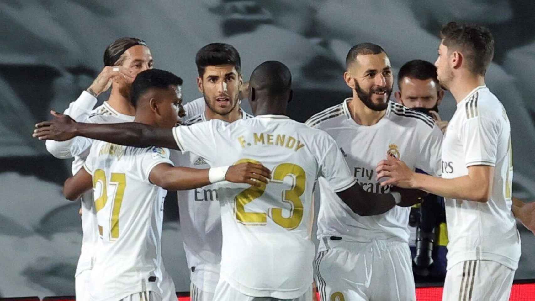 El Real Madrid celebra en grupo el gol anotado por Sergio Ramos