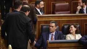 Oriol Junqueras y Pedro Sánchez se saludan en el Congreso de los Diputados
