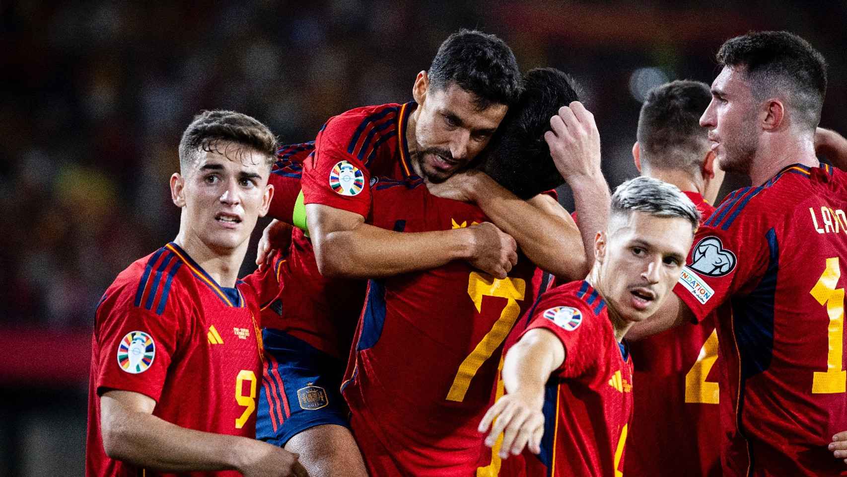 Navas abraza a Morata tras anotar el gol del triunfo de España contra Escocia