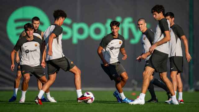 Los jugadores del primer equipo y del Barça B en un entrenamiento conjunto