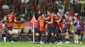 Los jugadores de la selección de España celebran el triunfo ante Escocia