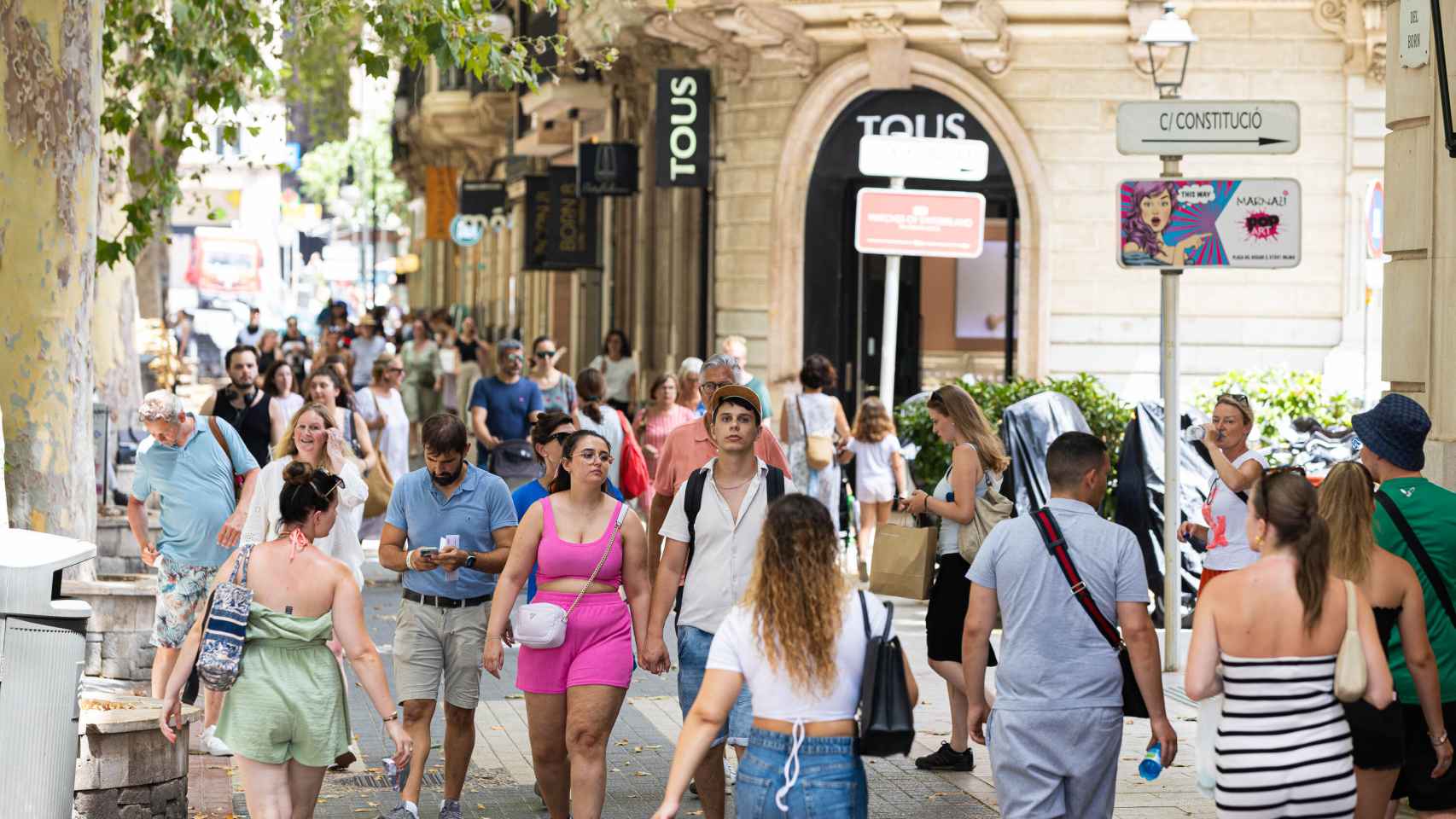 Turistas paseando por Barcelona