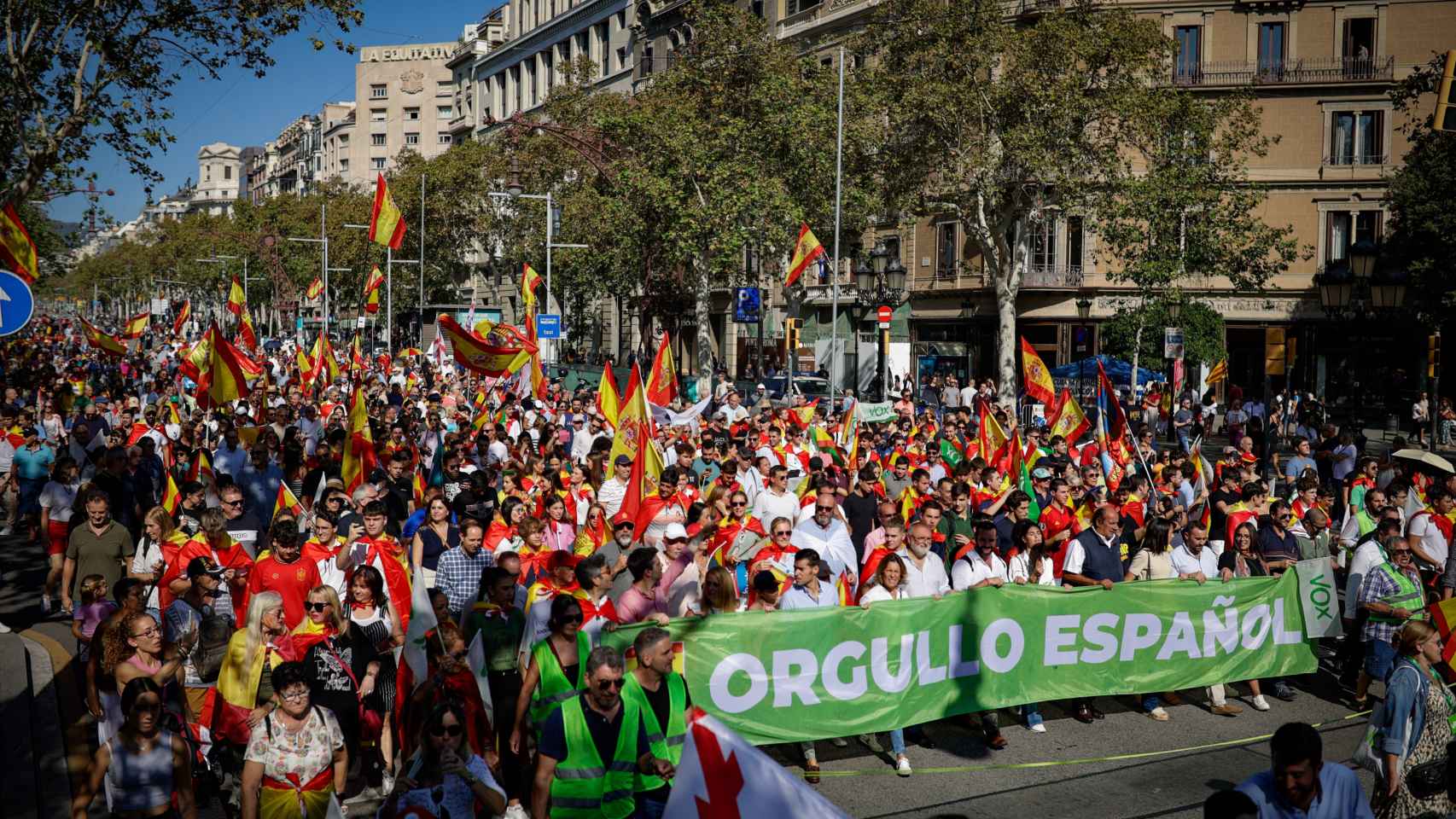 Manifestantes sujetan una pancarta durante la protesta organizada por Espanya i Catalans