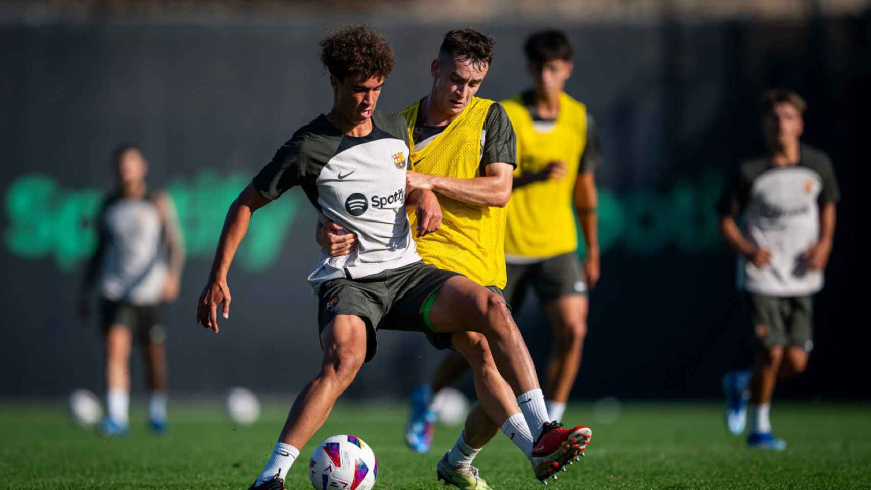 Noah Darvich protege el balón en un entrenamiento del Barça B con el primer equipo