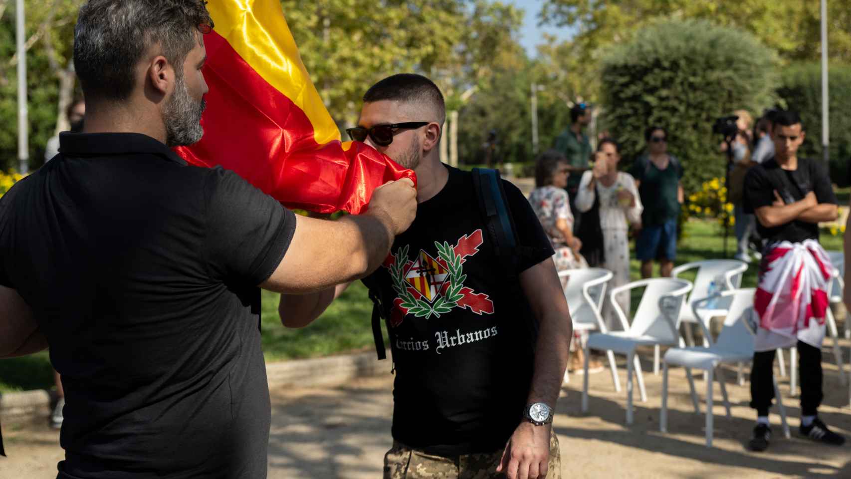 Un manifestante besa la bandera de España durante la concentración del grupo Democracia Nacional en Montjuïc