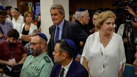El expresidente de la Generalitat de Cataluña, Artur Mas, y la periodista Pilar Rahola, durante el homenaje a las víctimas israelíes del ataque de Hamás, en la sinagoga Maimónides, a 10 de octubre de 2023, en Barcelona
