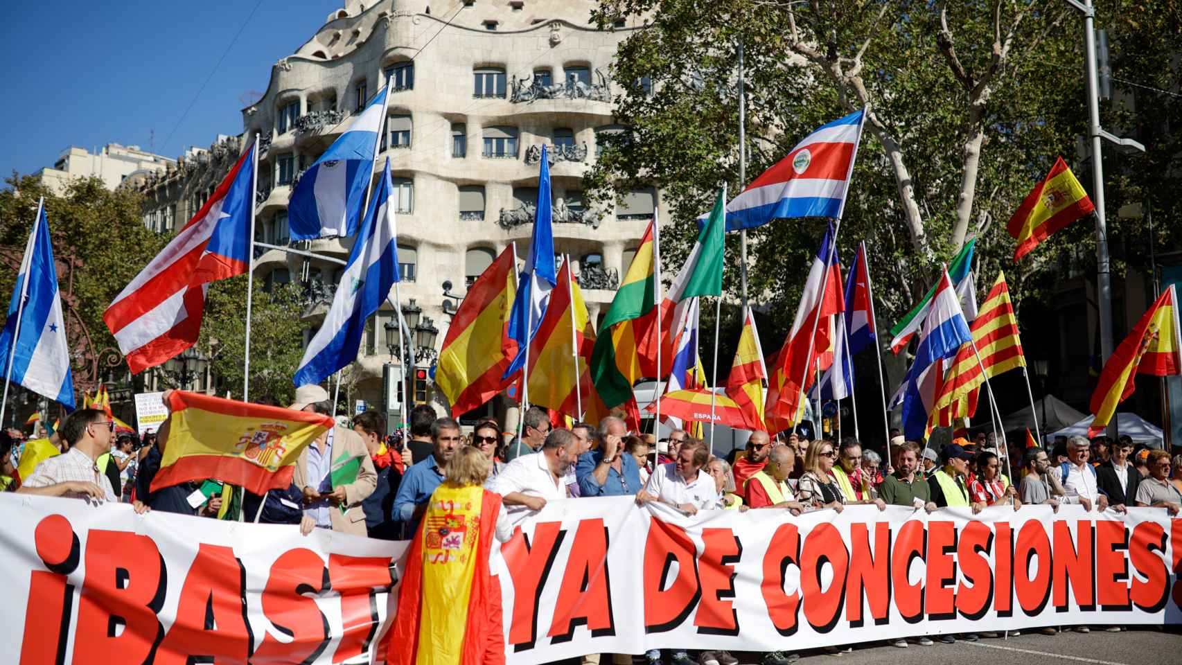 Un grupo de personas sujeta una pancarta durante la manifestación organizada por Espanya i Catalans