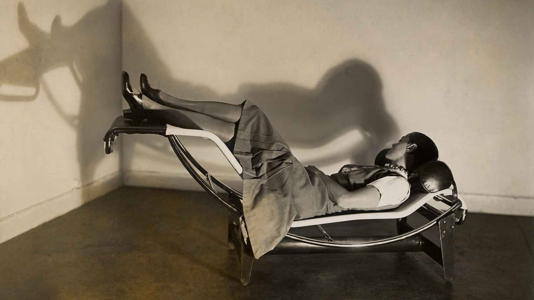 Chaise-longe basculante de Charlotte-Perriand, 1929