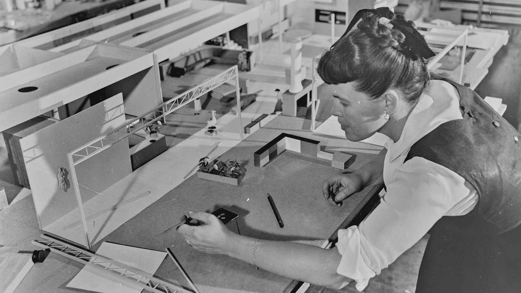 Ray Eames trabajando en una maqueta, 1950 / Eames Office LLC