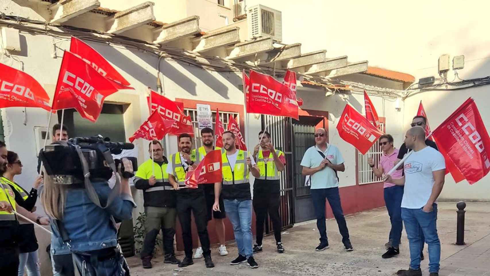 Protesta de empleados de TMS ante la sede de la empresa en Ciudad Real