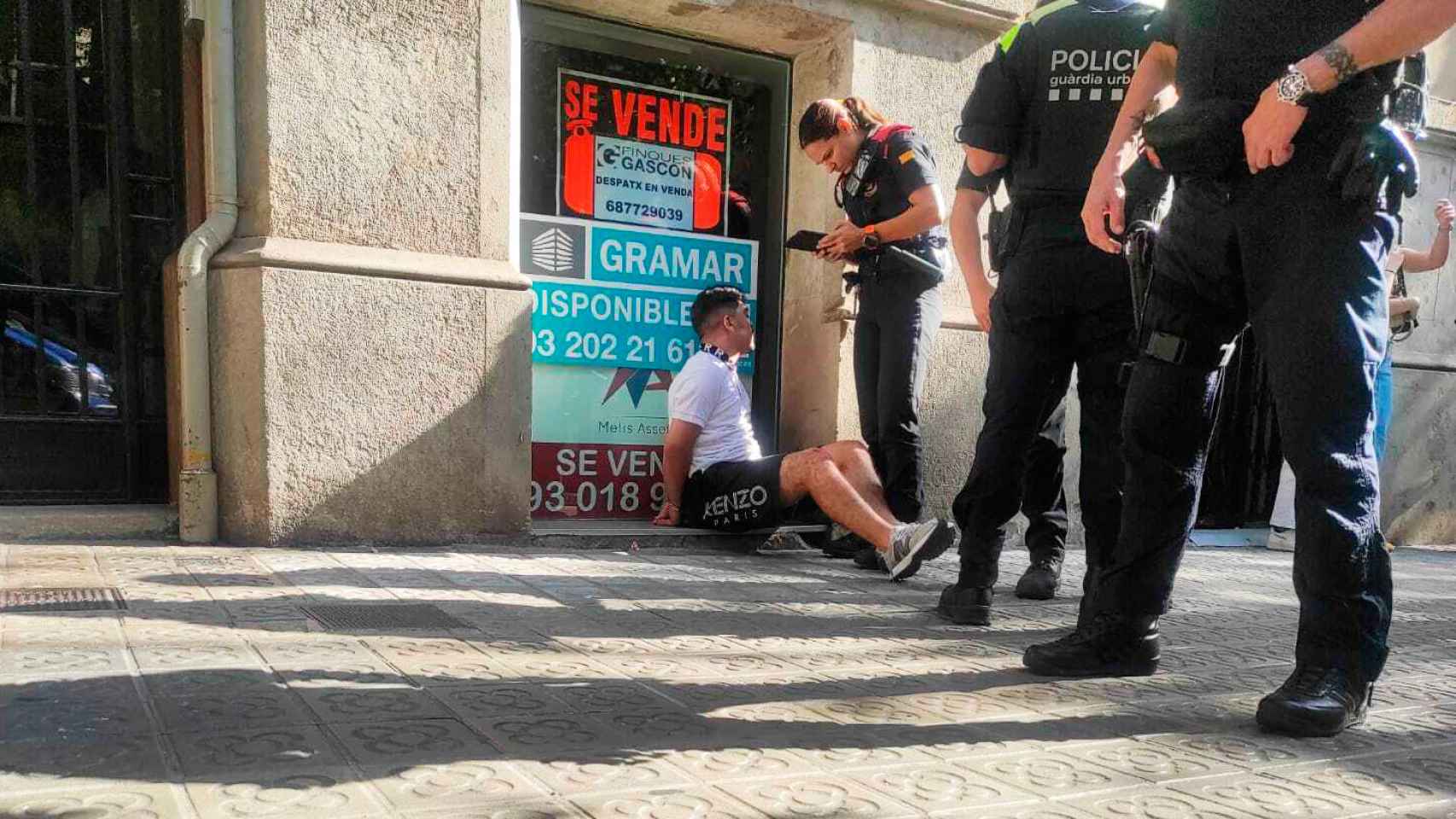 El 'ladrón relojero' atrapado y golpeado por los vecinos en Barcelona esta mañana