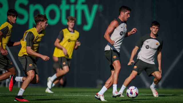 Los jugadores del primer equipo del Barça entrenan con los del filial en la Ciutat Esportiva