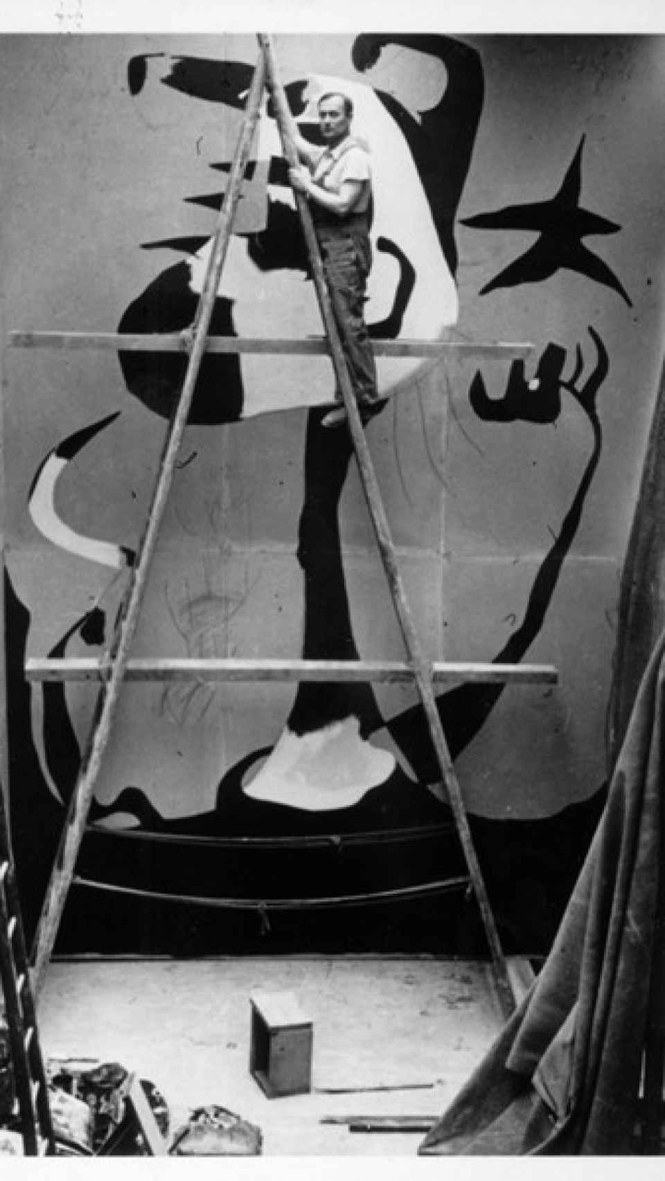 Joan Miró, durante la ejecución de ‘El segador’ en el pabellón de la República española de París, en 1937.
