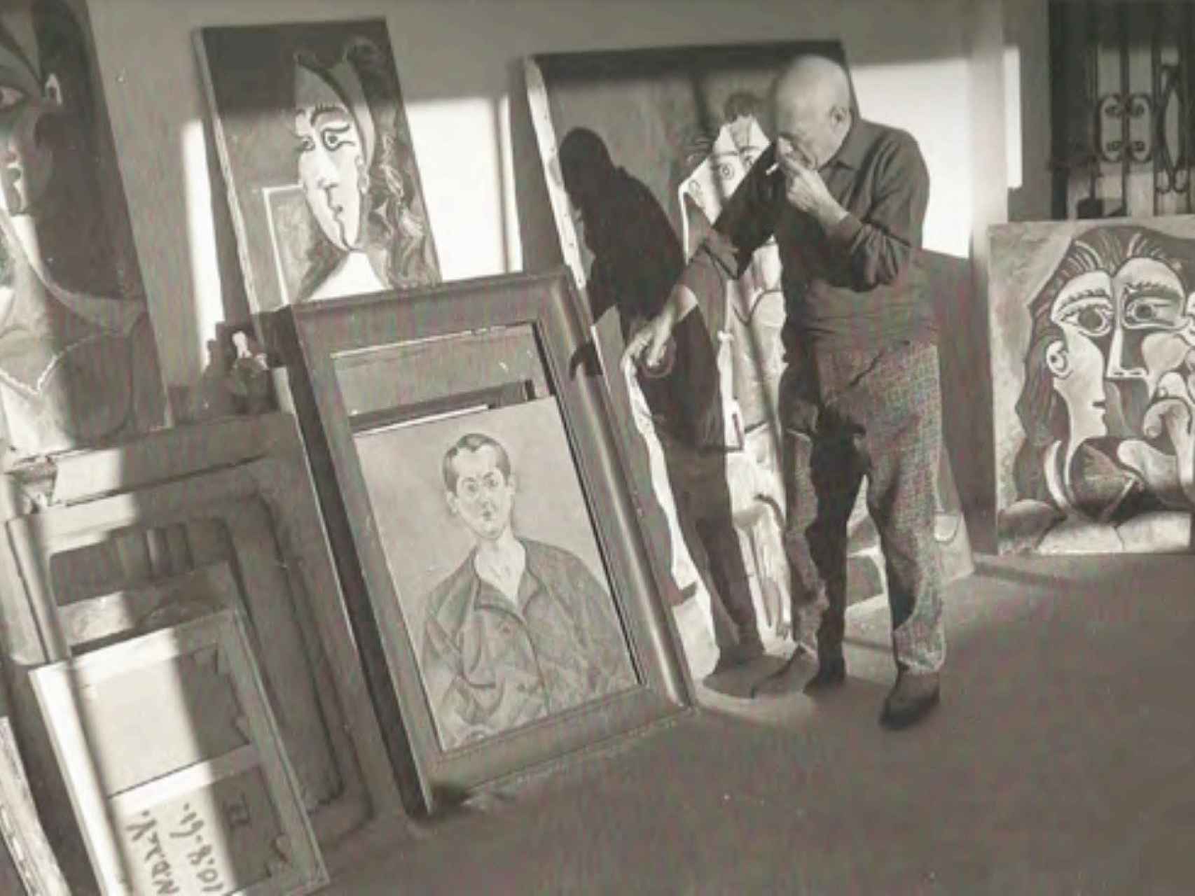Picasso señala el autorretrato de Miró de 1919 en una fotografía en blanco y negro tomada en 1963 por Edward Quinn en Mougins