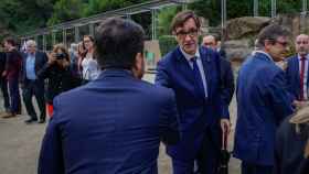 El líder del PSC, Salvador Illa, saluda al presidente de la Generalitat, Pere Aragonès, en el homenaje a Lluís Companys
