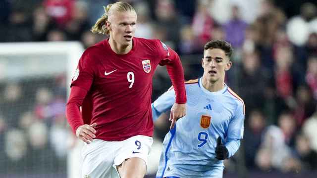 Gavi persigue a Haaland durante el partido entre Noruega y España