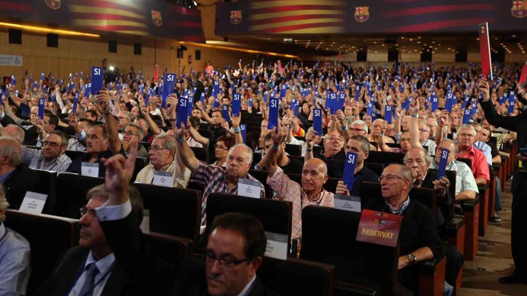 Los socios y socias del Barça votan durante una de las Asambleas Ordinarias