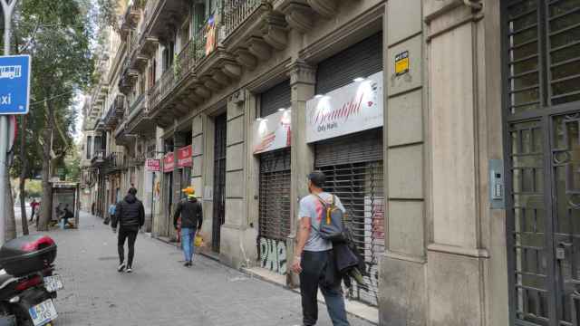 Imagen del salón de uñas atacado por un vándalo