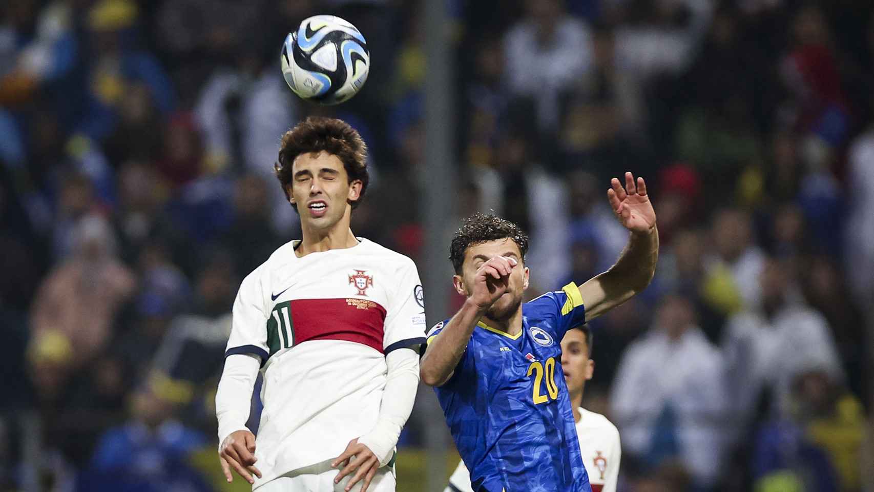 Joao Félix disputa el balón contra un jugador de Bosnia