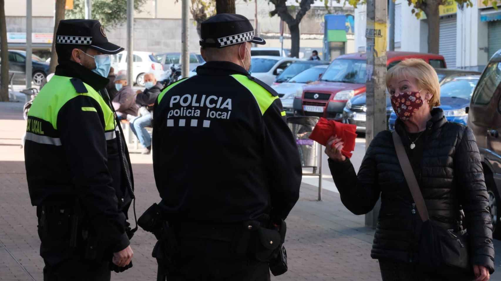 Dos policías locales de Sant Vicenç dels Horts, durante un servicio