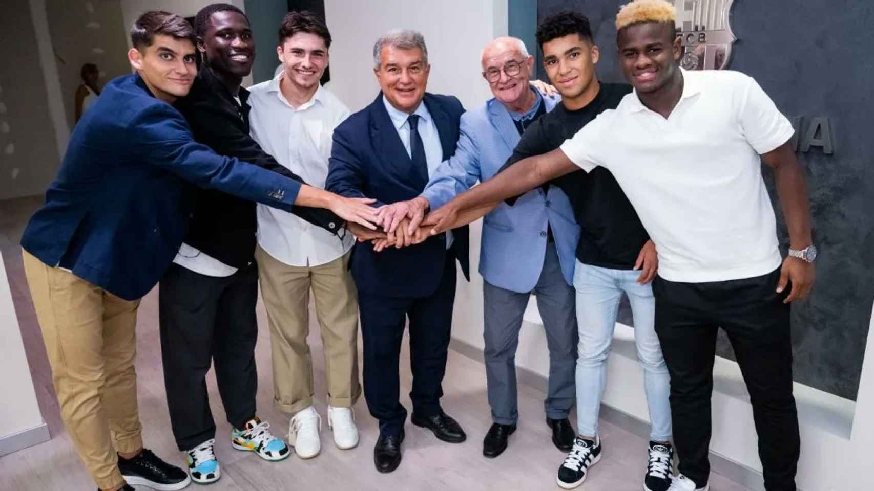 Gerard Martín, Mbacke, Iker Goujón, Edu Sánchez y Mika Faye firman oficialmente con el Barça B