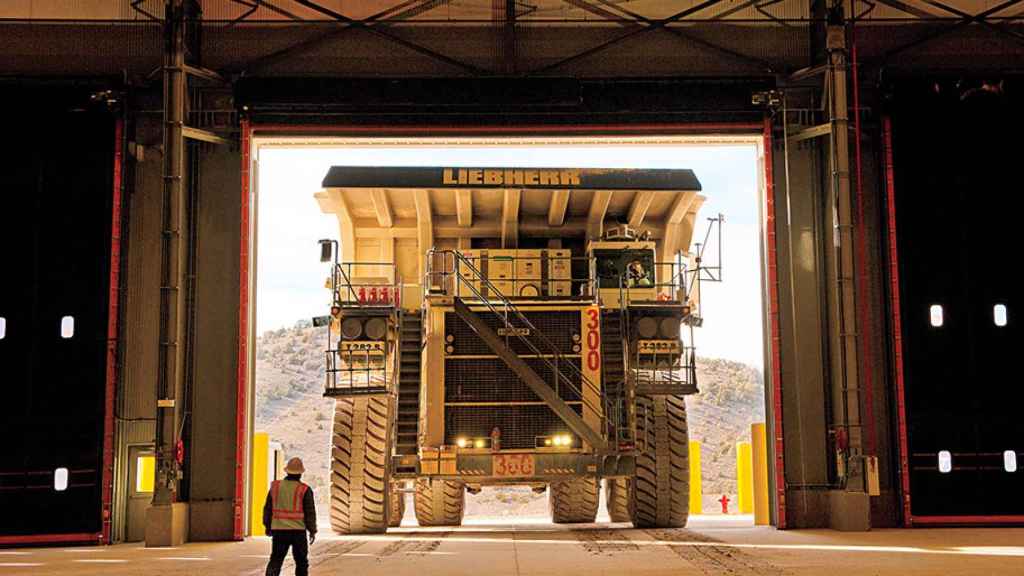 Imagen de un camión de extracción de oro en una mina de este material