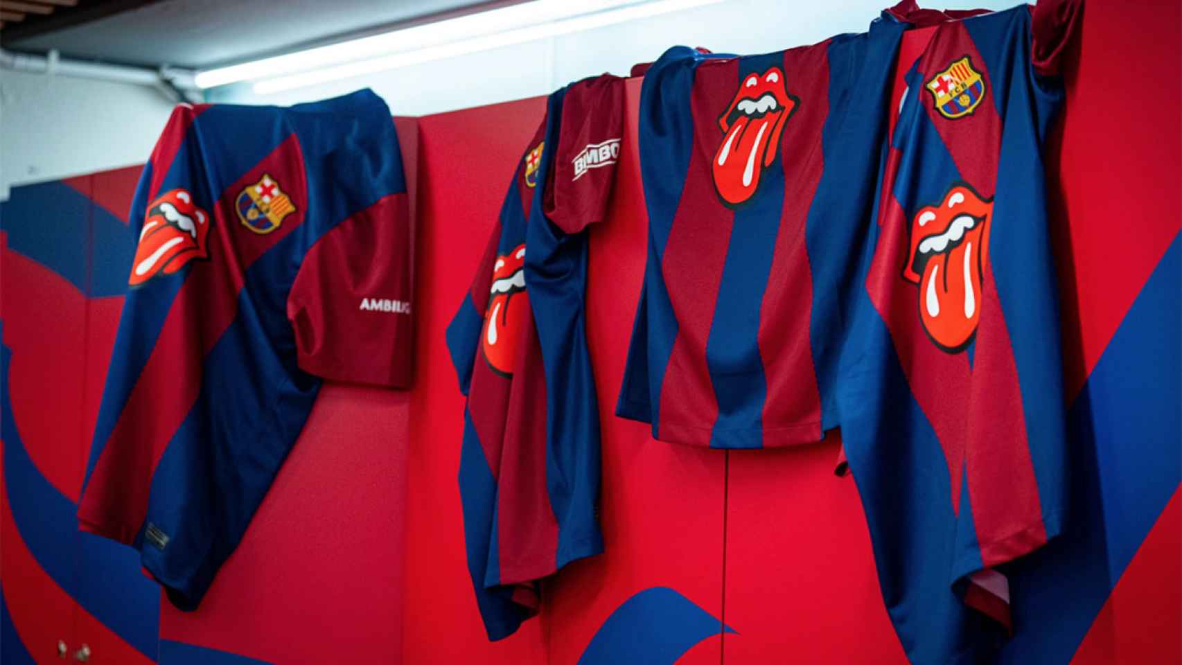 Camisetas oficiales del FC Barcelona para el clásico, con el logotipo de los Rolling Stones