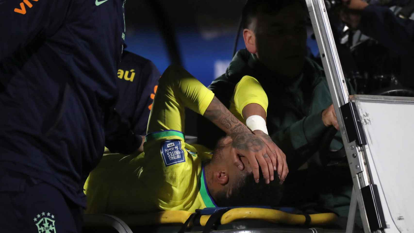 Neymar Jr, retirado en camilla tras romperse el ligamento cruzado