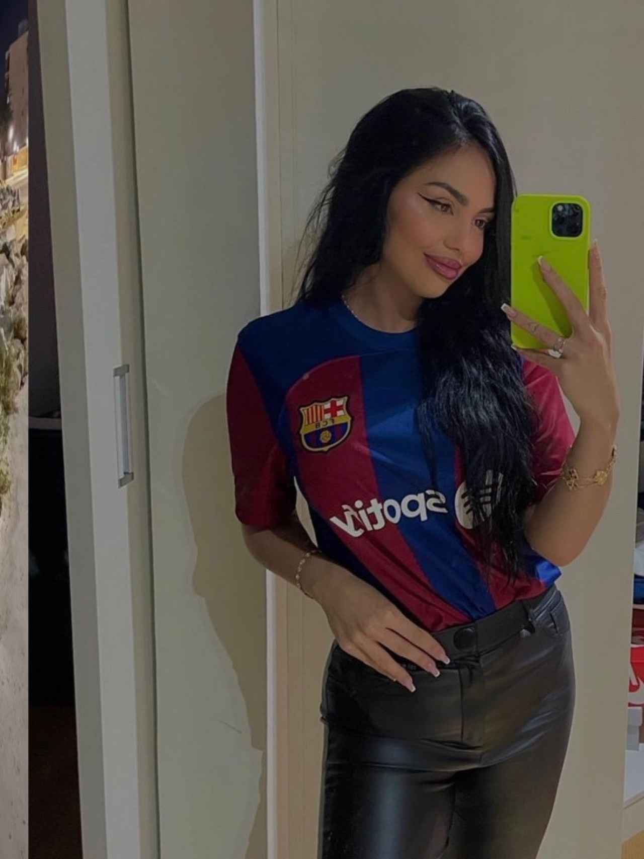 Dayana Lins, la pareja de Vitor Roque, con la camiseta del Barça