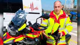 El CEO de Servimedic, con la moto de servicio de la empresa de ambulancias