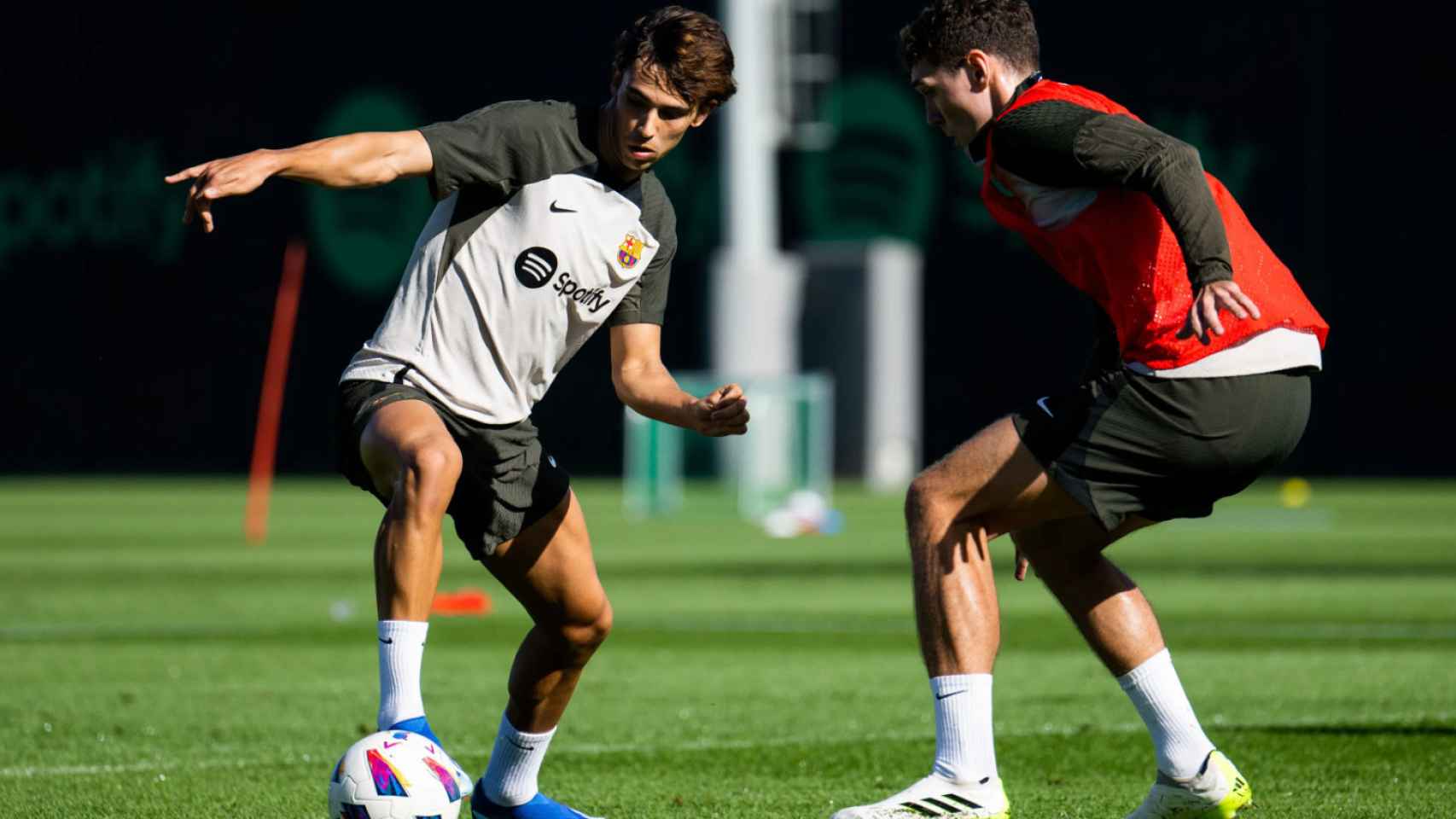 Joao Félix se mide a Andreas Christensen en un entrenamiento del Barça