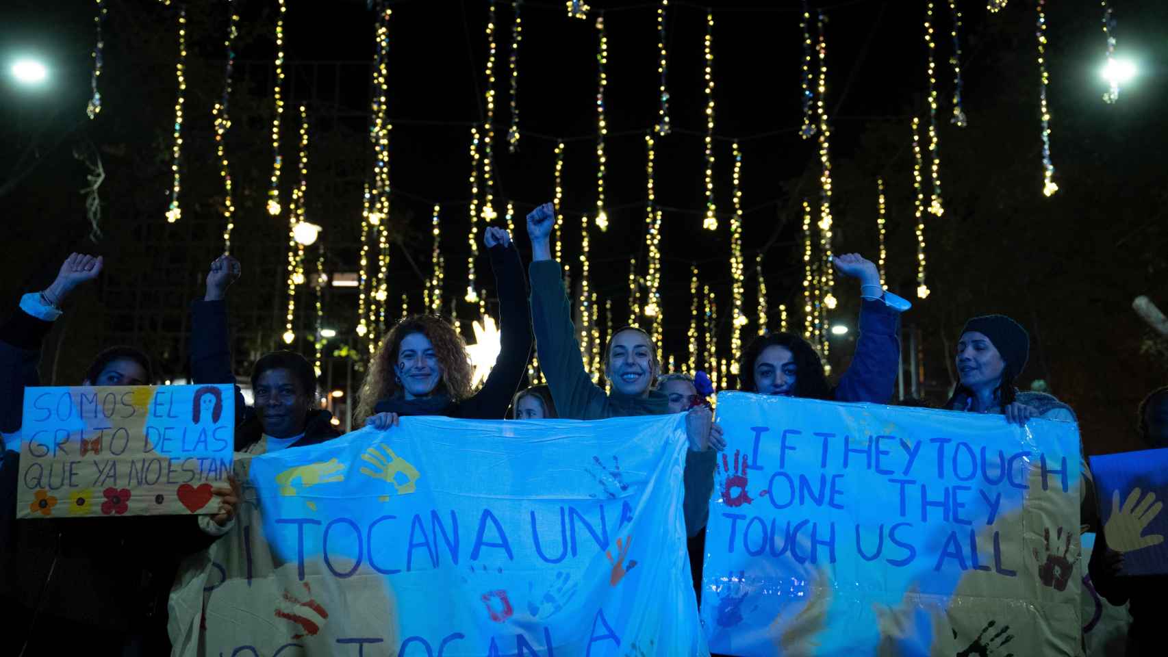 Varias manifestantes sujetan pancartas durante una manifestación contra las violencias machistas, a 25 de noviembre de 2022