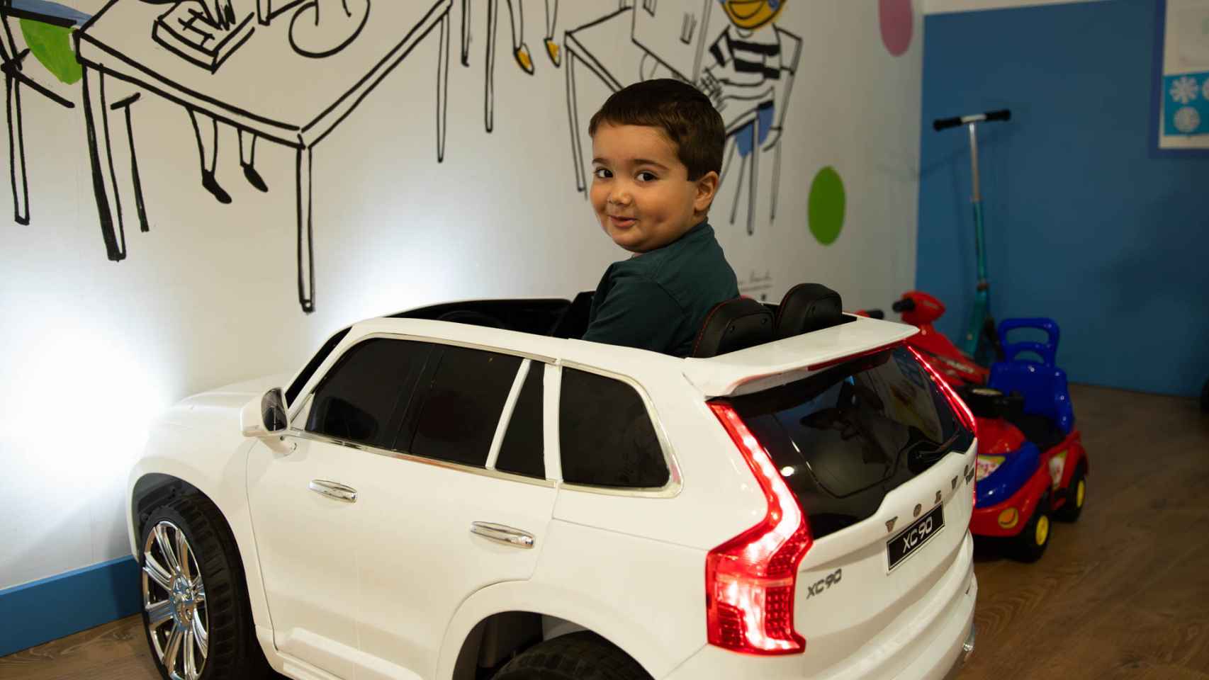 Damián juega con un coche en la Casa Ronald McDonald