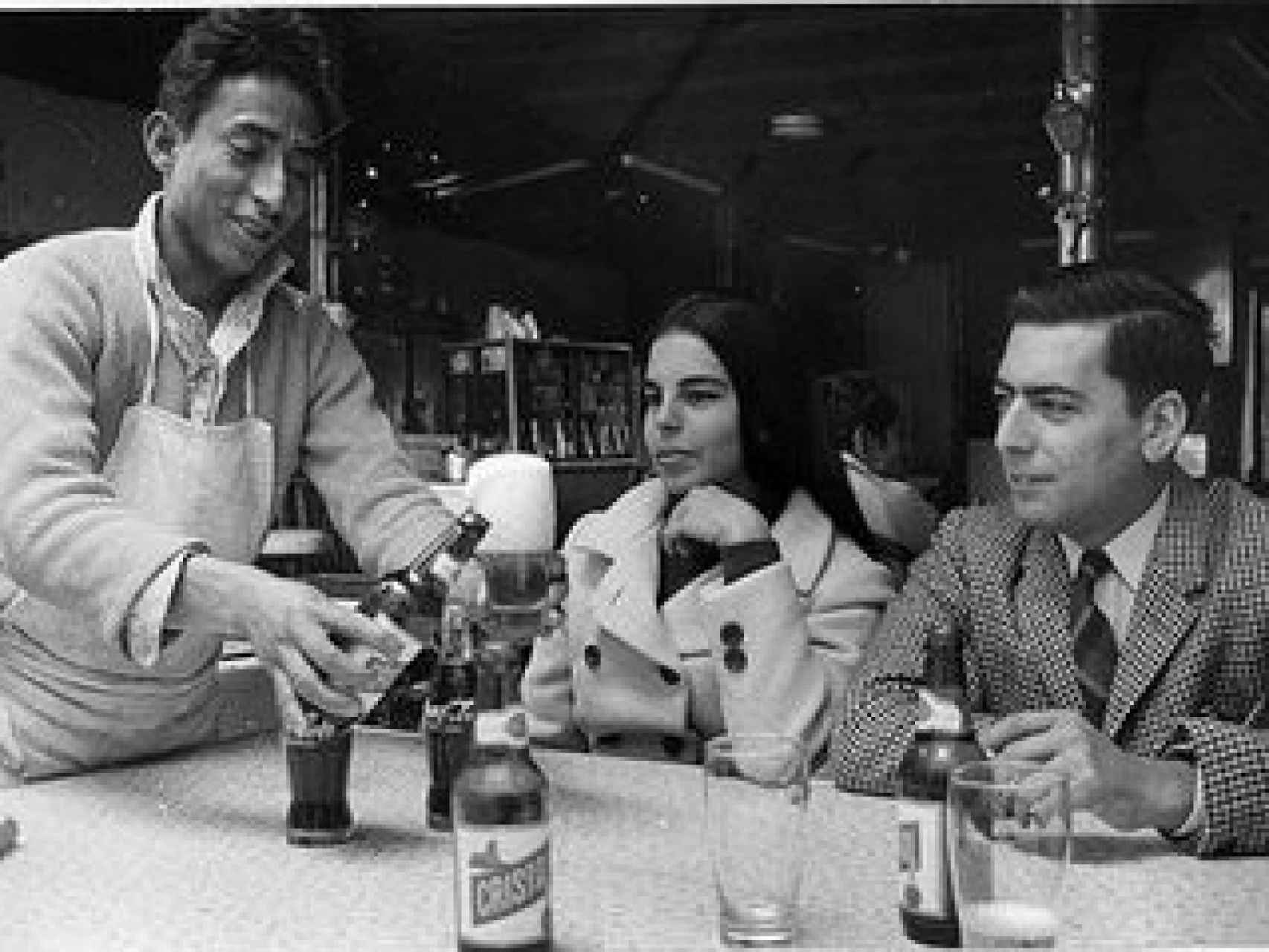Patricia y Mario Vargas Llosa en un bar de Lima