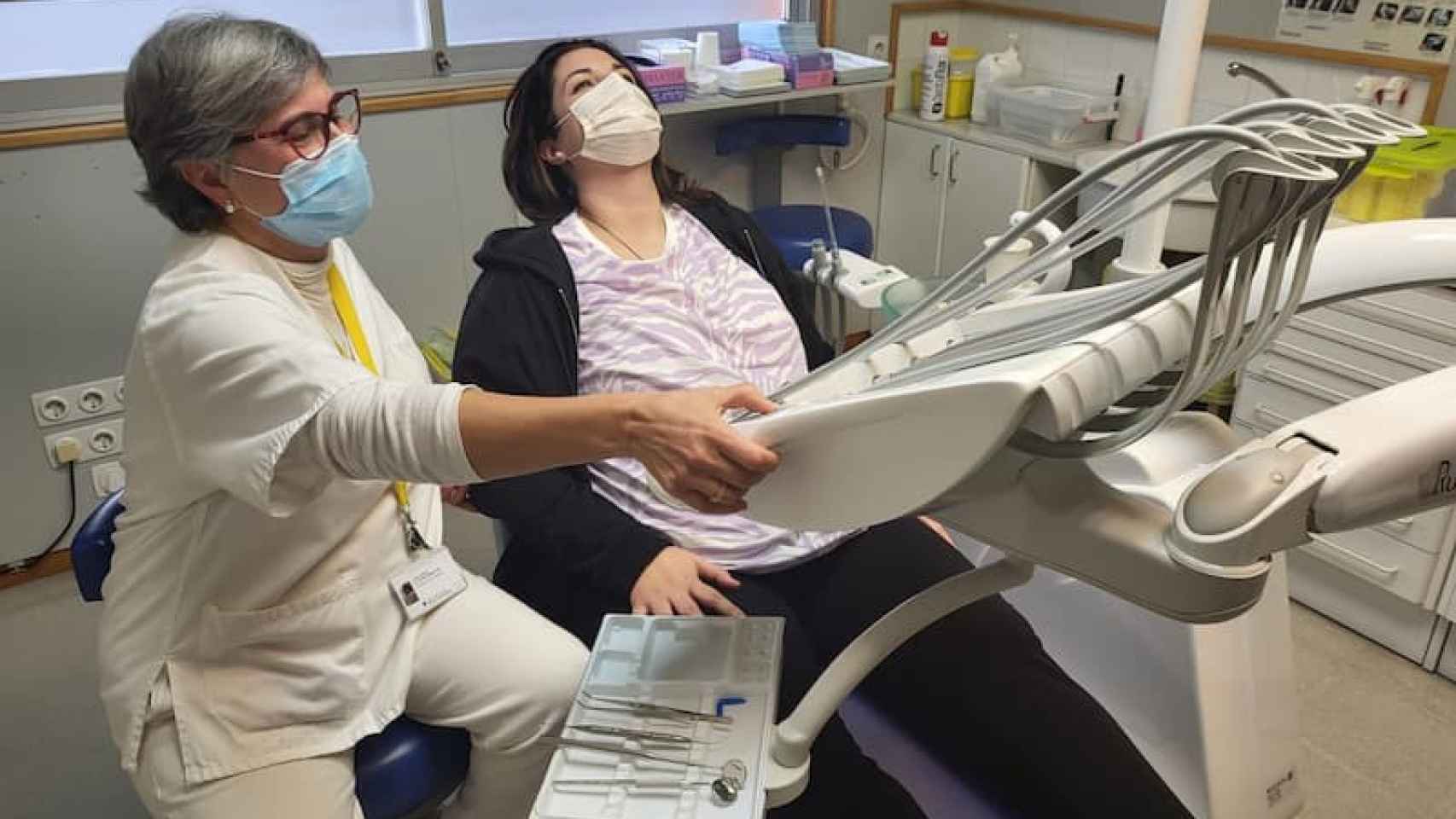 Una dentista y una paciente en la Región Sanitaria Girona del CatSalut