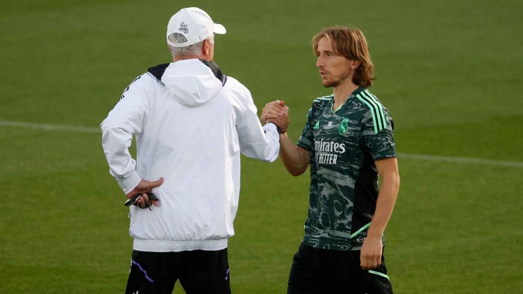 El saludo entre Ancelotti y Modric, en un entrenamiento del Real Madrid