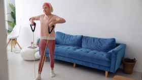 Una mujer realiza ejercicio físico en casa