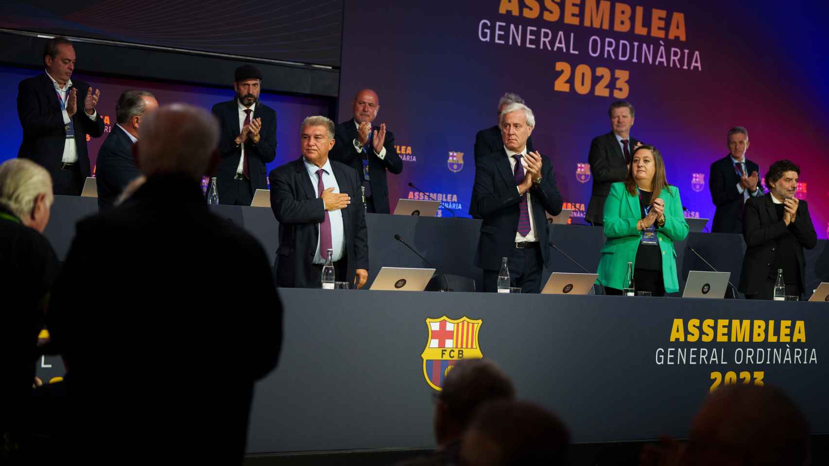 Laporta gobierna la asamblea de socios compromisarios del Barça con autoridad